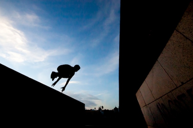 Młody chłopak praktykujących parkour