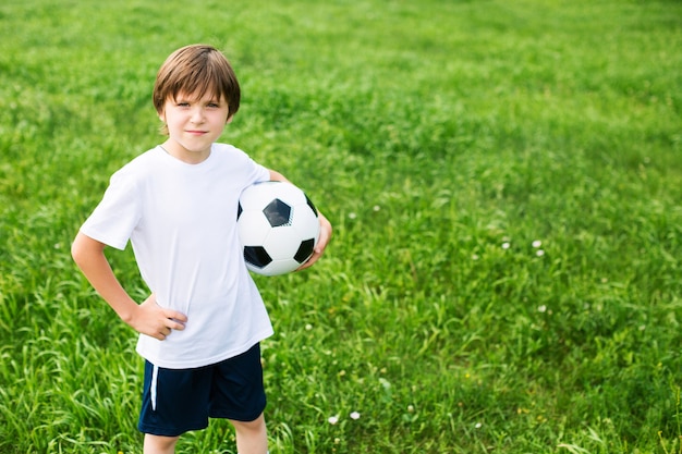 Młody chłopak teen na polu gry W drużynie piłkarskiej. Sport.