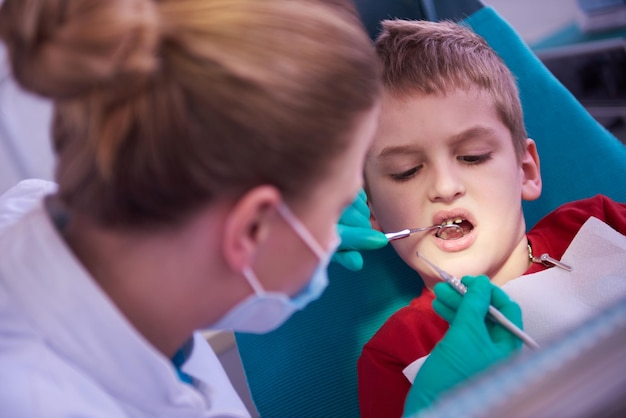 Młody chłopak w chirurgii stomatologicznej zęby chech