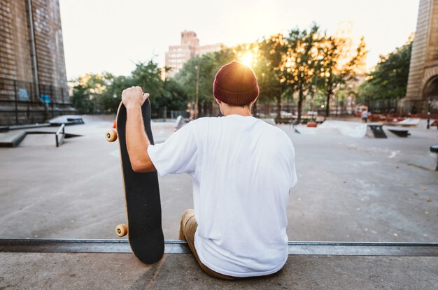 Młody Chłopak Wykonywania Sztuczek Z Deskorolka W Skate Parku