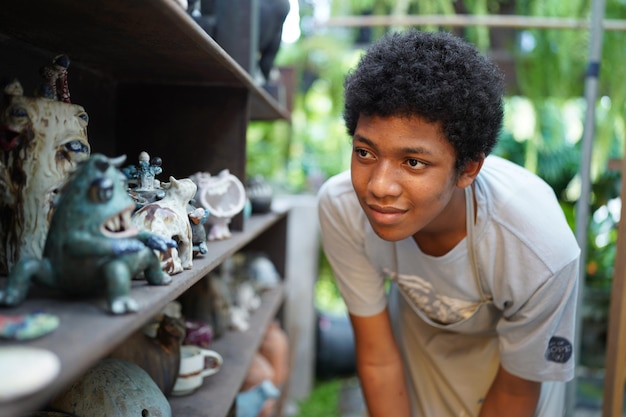 Młody człowiek Afro ręka garncarz Dokonywanie wazon gliniany w warsztacie garncarskim, właściciel firmy.
