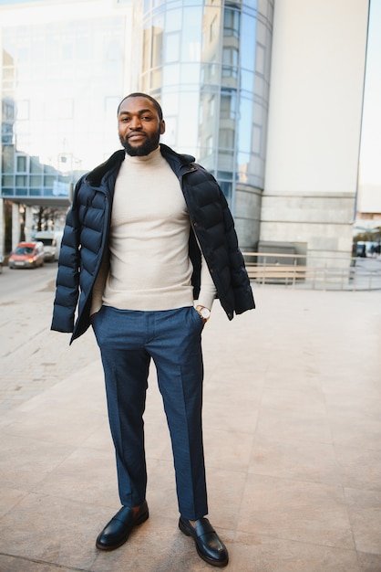 Młody człowiek afroamerykanin w stylowe ubrania, pozowanie na zewnątrz