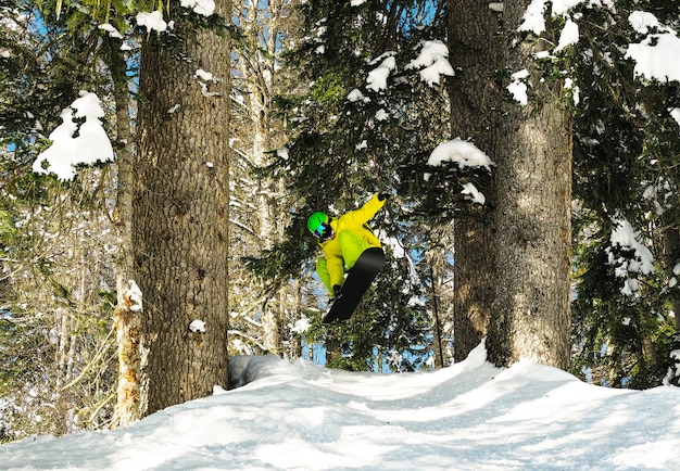 Młody Człowiek Aktywny Skoki Chwycić Na Snowboardzie Na Tle Drewna
