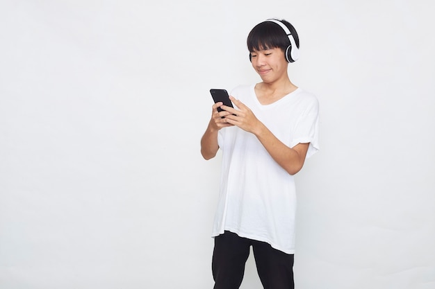Młody Człowiek Azjatyckich Noszenie Słuchawek Ze Smartfona Na Białym Tle