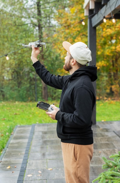 Zdjęcie młody człowiek bawiący się dronem na świeżym powietrzu