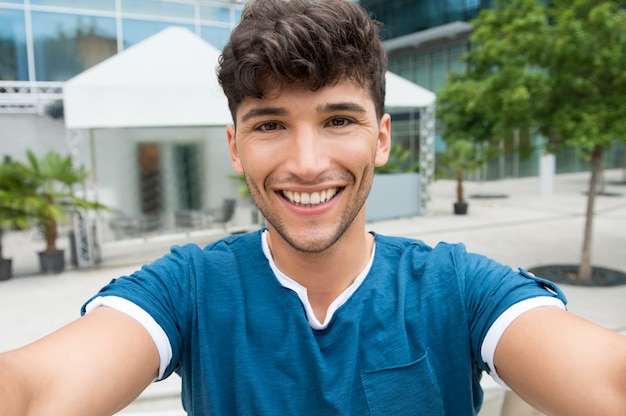 Młody człowiek bierze selfie