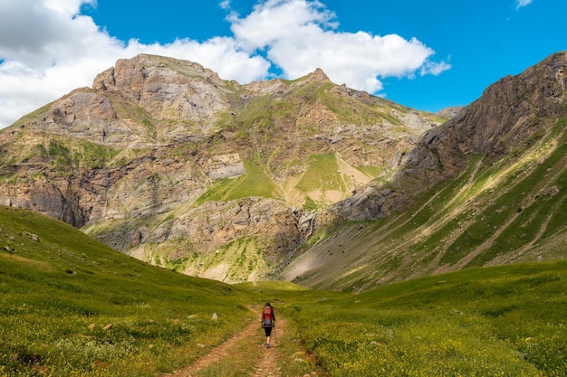 Młody człowiek cieszący się wolnością w górach w dolinie Ripera latem Pireneje