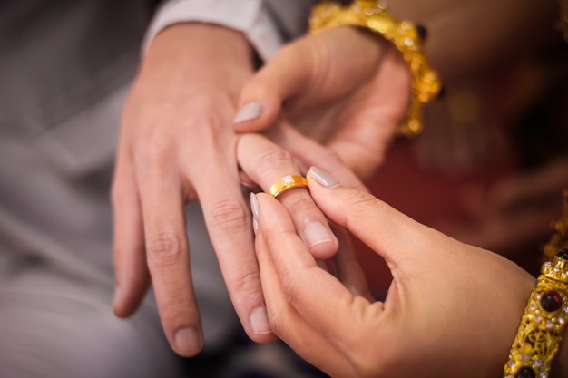 Zdjęcie młody człowiek daje pierścionek zaręczynowy do swojej dziewczyny na walentynki
