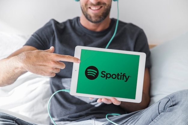 Młody Człowiek Gospodarstwa Tabletki Z Aplikacji Spotify