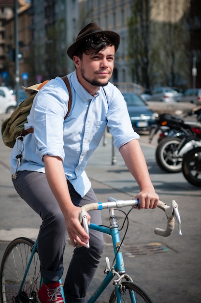 Zdjęcie młody człowiek hipster na rowerze