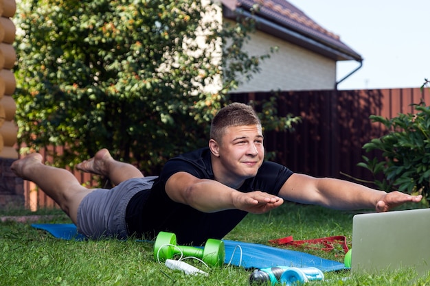 Młody Człowiek Idzie Na Sport W Domu Na Podwórku W Letni Dzień.