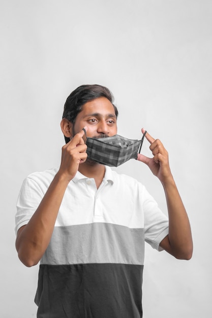 Młody człowiek indian nosi maskę do ochrony przed wirusem.