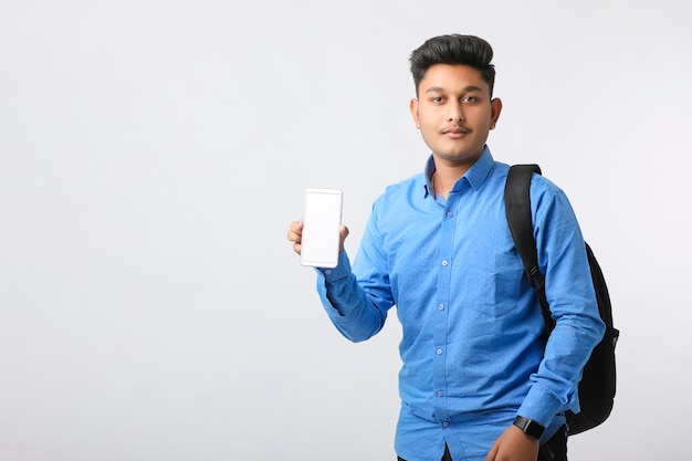 Młody Człowiek Indyjski Pokazując Ekran Smartfona Na Białym Tle.