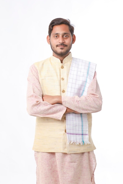 Młody człowiek indyjski w tradycyjnym nosić i dając wyraz na białym tle.