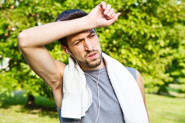 Zdjęcie młody człowiek jogging w parku. zdrowie i fitness.