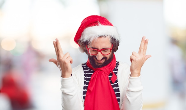 Zdjęcie młody człowiek kapelusz santa. koncepcja boże narodzenie