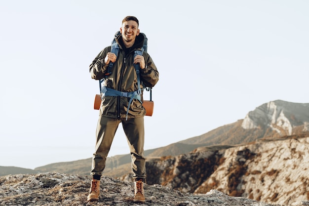 Młody Człowiek Kaukaski Podróżnik Z Dużym Plecakiem Na Wędrówki Po Górach