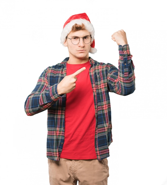 Młody człowiek na Boże Narodzenie robi gesty