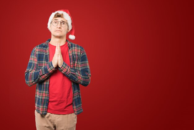 Młody człowiek na Boże Narodzenie robi gesty