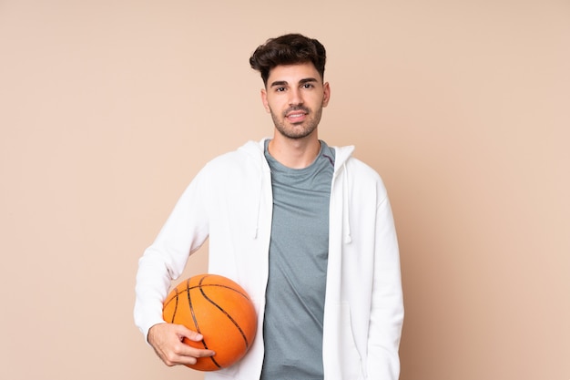 Młody człowiek nad odosobnioną bawić się koszykówką