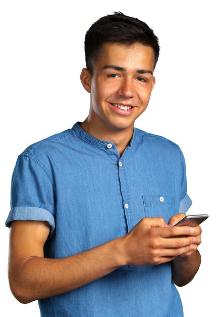 Młody człowiek patrzeje na jego smartphone