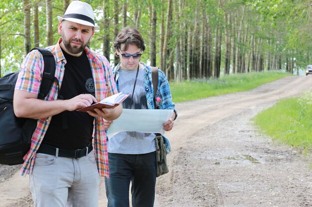 Młody Człowiek Patrzy Na Mapę W Przyrodzie, Aby Się Nie Zgubić