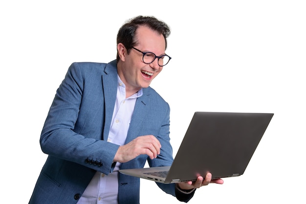 Zdjęcie młody człowiek posiadający laptopa