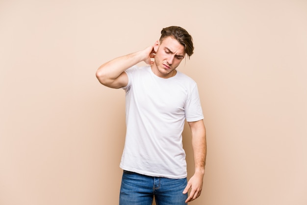 Młody człowiek pozuje cierpienie ból szyi z powodu siedzącego trybu życia
