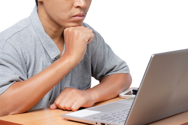 Młody człowiek przegląda swój komputer laptop w domu, koncepcja pracy w domu