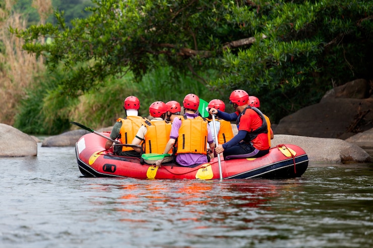 Zdjęcie młody człowiek rafting na rzece