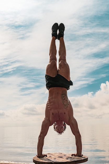 Młody człowiek robi street workout handstand ćwiczenie masy ciała