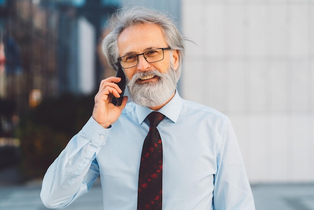 Młody człowiek rozmawiający przez telefon komórkowy.