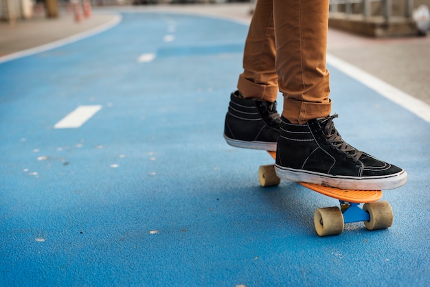 Młody Człowiek Skateboarding Strzelać