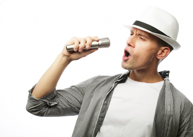 Młody człowiek śpiewa z mikrofonem