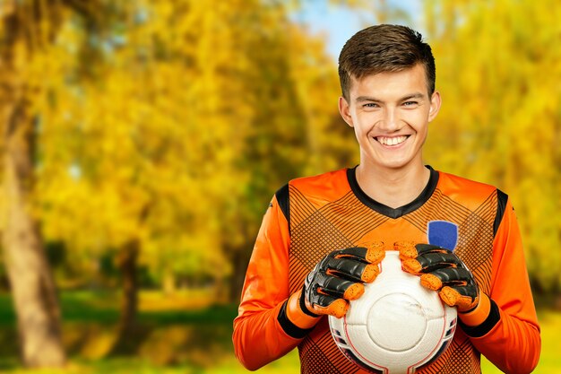 Młody Człowiek Sportowiec Piłka Nożna Piłkarz. Park Na świeżym Powietrzu, Słoneczny Jesienny Dzień