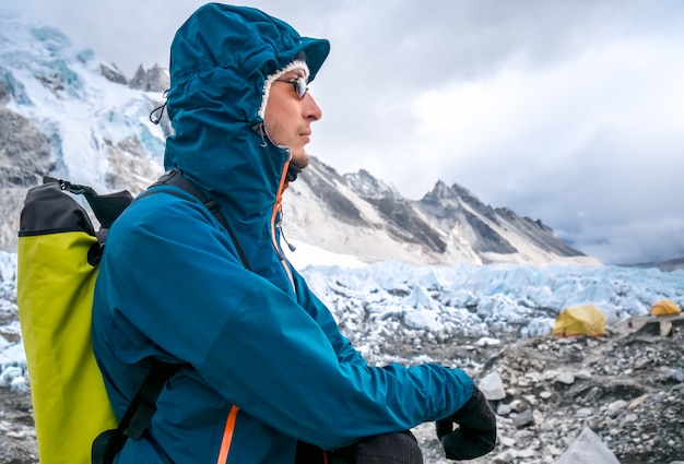 Młody człowiek trekking