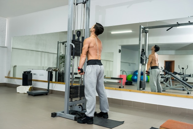 Młody Człowiek, Trening W Sprzęt Sportowy W Siłowni