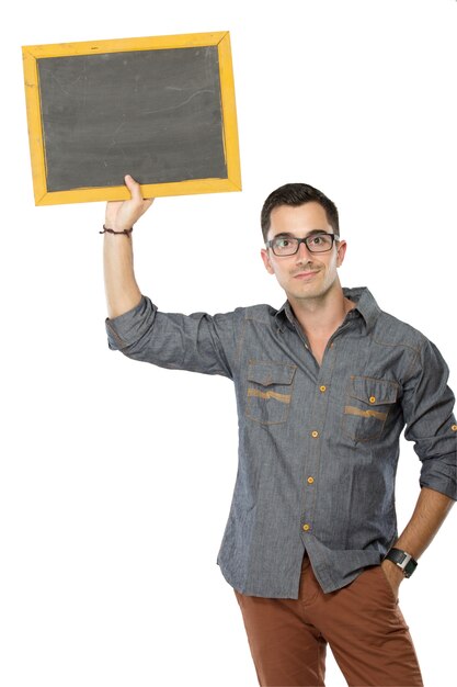 Młody człowiek trzyma pustego blackboard i ono uśmiecha się z powrotem