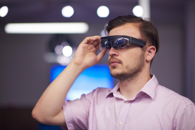 młody człowiek używający gadżetu wirtualnej rzeczywistości okulary technologii komputerowej