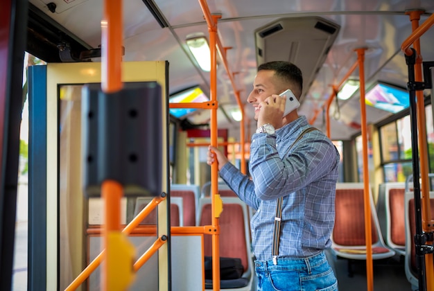 Młody człowiek w autobusie