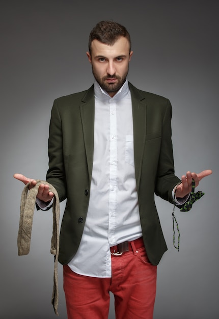 Zdjęcie młody człowiek w zielonym garniturze, wybierz krawat lub muszkę