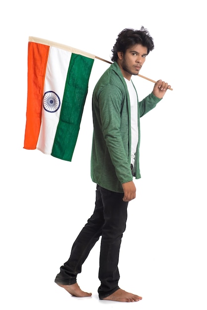 Młody człowiek z indyjską flagą lub tricolor na białym tle