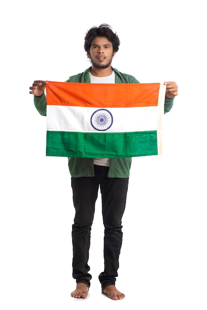 Młody człowiek z indyjską flagą lub tricolor na białym tle