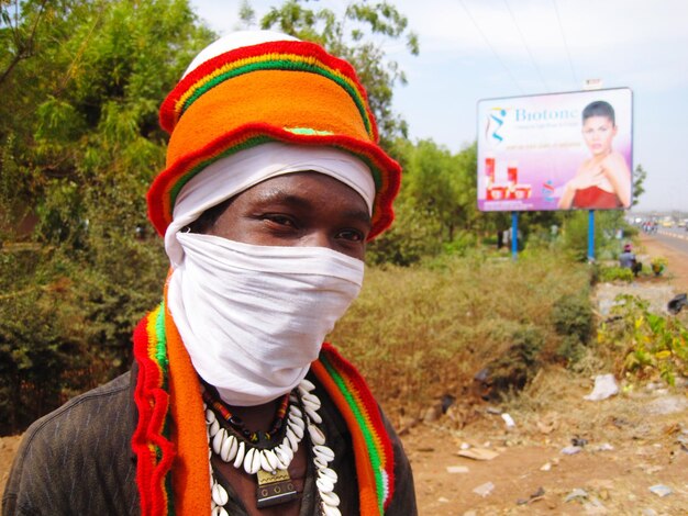 Zdjęcie młody człowiek z maską na twarzy dr congo