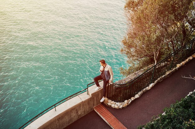 Młody człowiek z panoramicznym widokiem z pałacu książęcego w Monte Carlo na Riwierze Francuskiej