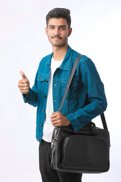 Młody człowiek z torbą na laptopa na białym tle