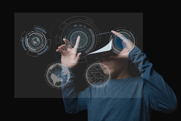 Zdjęcie młody człowiek za pomocą zestawu słuchawkowego wirtualnej rzeczywistości. vr, przyszłość, technologia online, cyfrowe projektowanie technologii hi-tech. innowacja koncepcji.