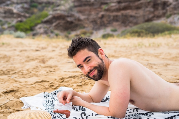 Młody Człowiek Zrelaksowany Na Plaży