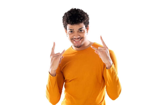 Młody facet afro pokazując rockowy gest z palcami na białym tle