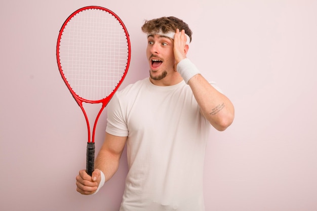 Młody fajny człowiek czuje się szczęśliwy, podekscytowany i zaskoczony koncepcją tenisa